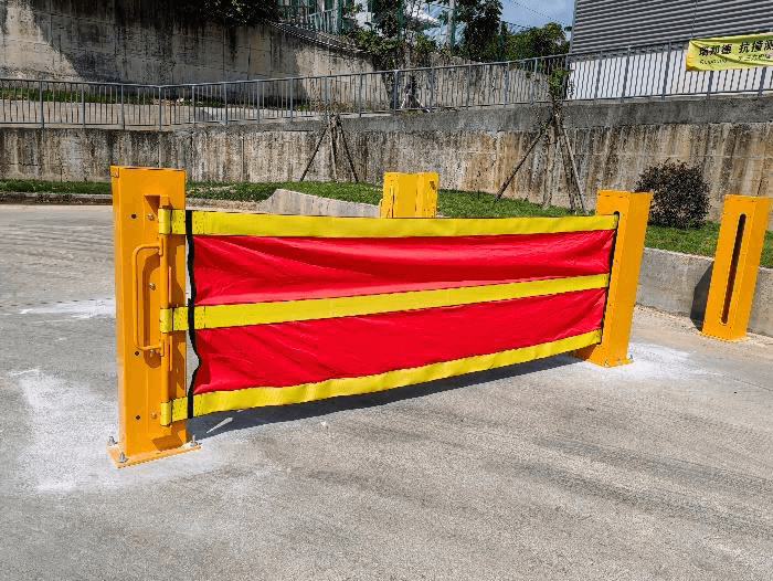 可伸缩软帘护栏:装卸平台的安全新选择缩略图 可伸缩软帘护栏:装卸平台的安全新选择缩略图