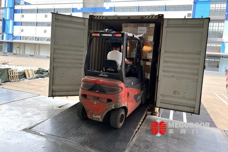 可以提升工厂出货效率的设备——液压装卸货平台缩略图 可以提升工厂出货效率的设备——液压装卸货平台缩略图